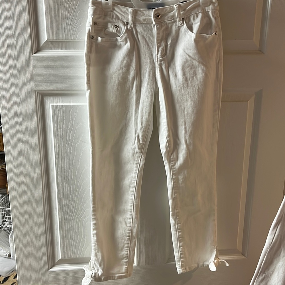 White jeans, detailed bow bottom Earl jeans